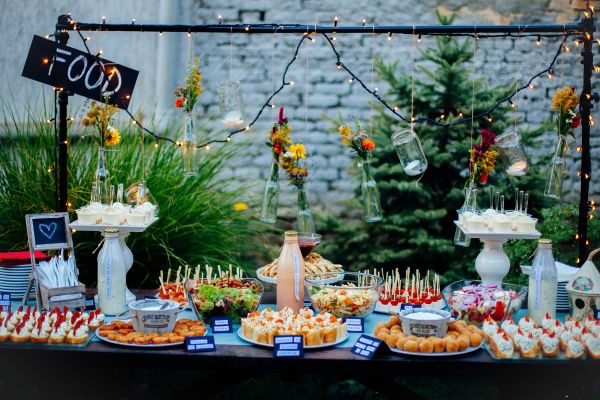 Ce înseamnă self catering și catering: Care sunt beneficiile unui astfel de serviciu pentru evenimentul tau + Idei creative de catering pentru diverse ocazii - Tulipr.ro